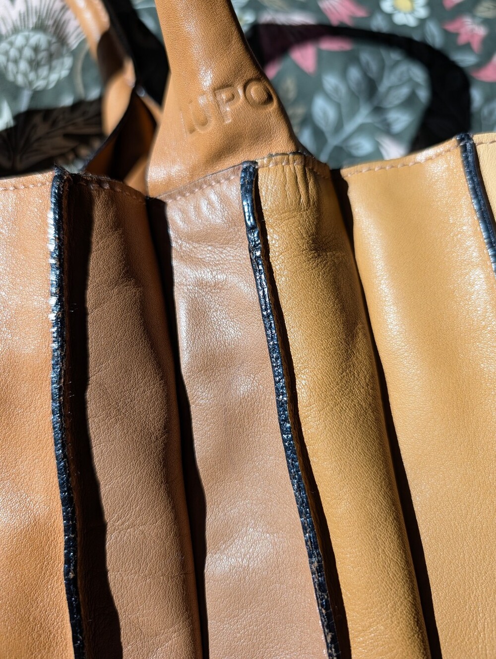 LUPO Barcelona Pleated Leather Handbag - Picture 5 of 9